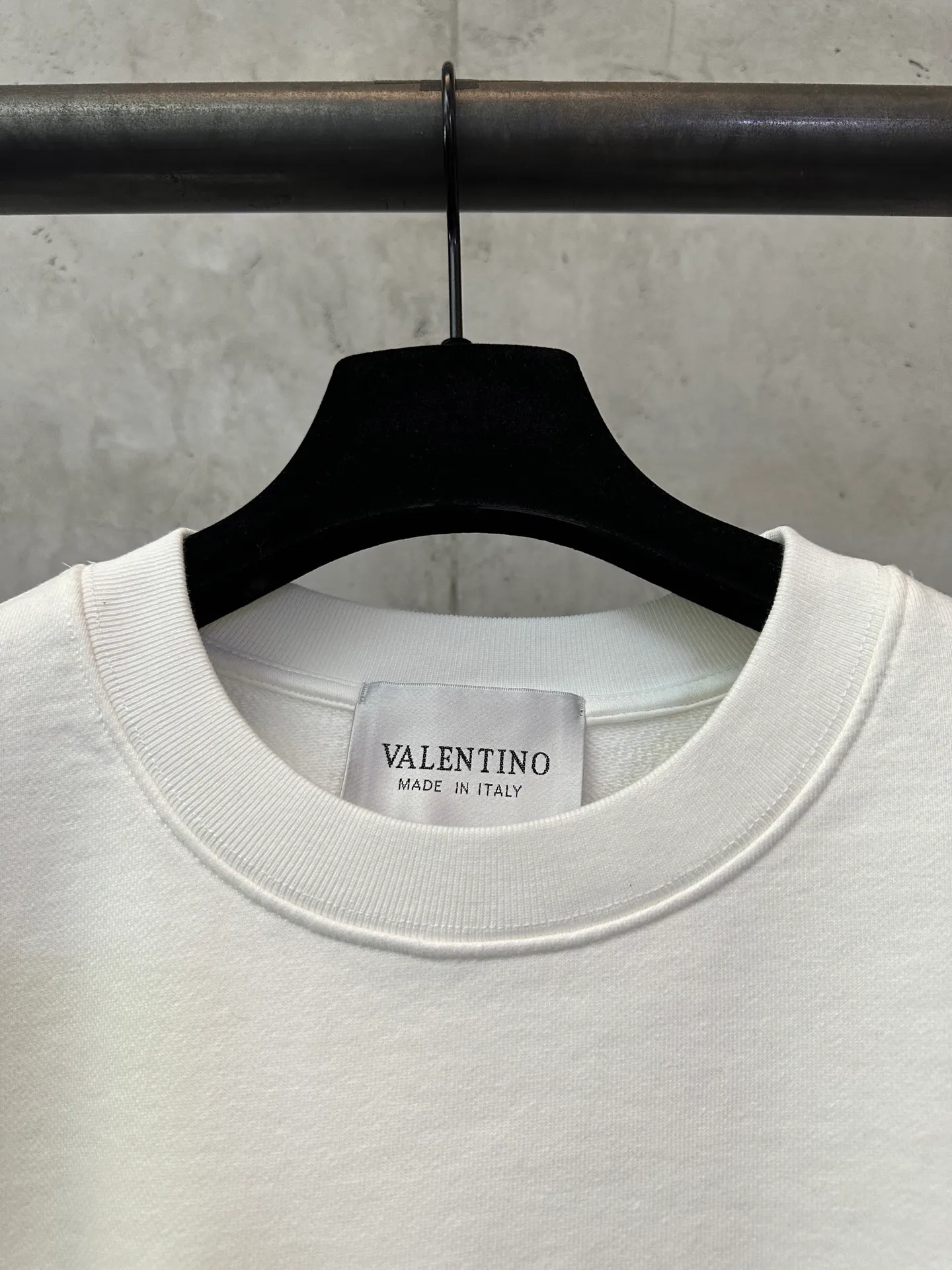 Heavy 500g high quality sweatshirt VALENTINO 25ss letter big V printed round neck sweatshirt Fabric: Made of super heavyweight 100% cotton terry fabric Xinjiang cotton Weight 500g Matching 2*2 Clean cloth surface Clear texture Tight feel Stiff High color fastness No change in shape No Color Change The pattern adopts three-dimensional thick plate offset printing process Customized hardware Thread Accessories Alignment Same Style for Men and Women -Color: Black White -Size: S M L XL
